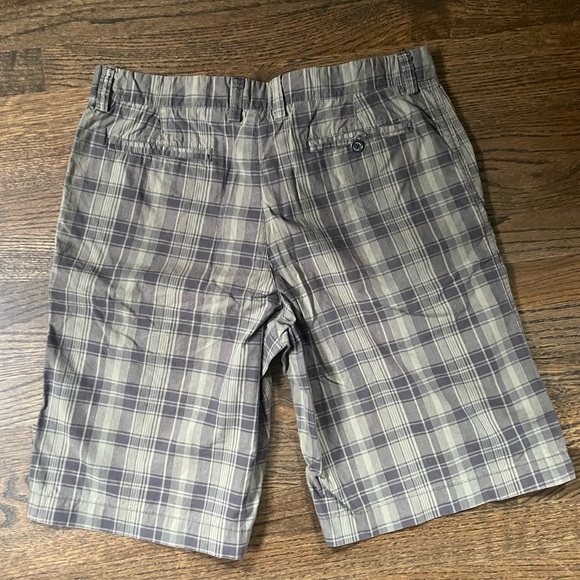 Green Banana Republic plaid shorts in excellent condition. Waist 33, 9” inseam - Picture 4 of 5